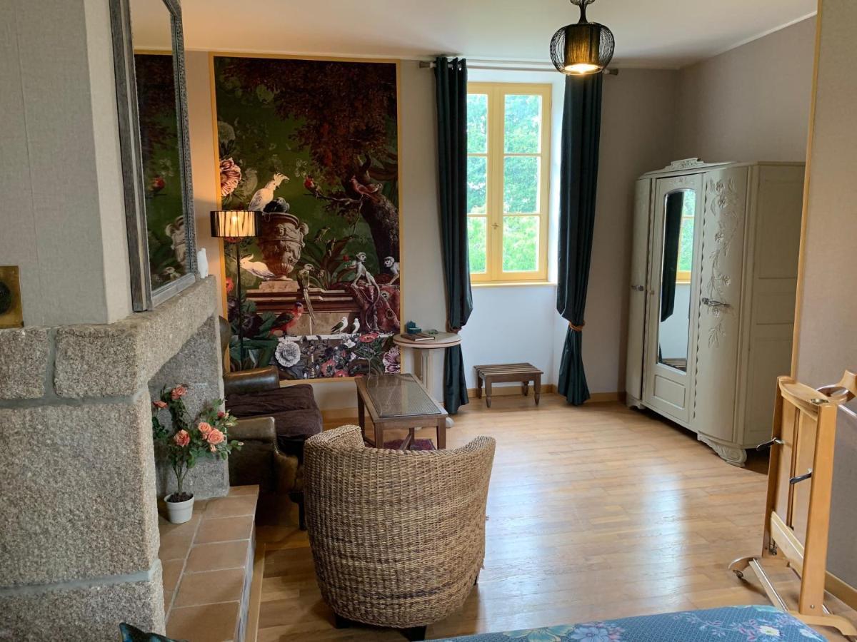 Le Petit Manoir Bed & Breakfast Isigny-le-Buat ภายนอก รูปภาพ