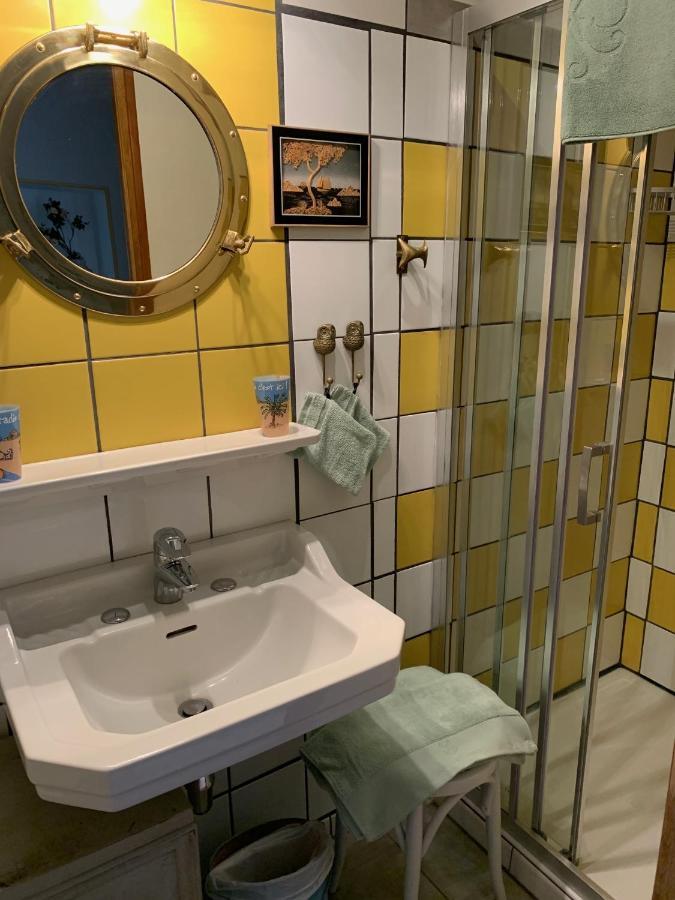 Le Petit Manoir Bed & Breakfast Isigny-le-Buat ภายนอก รูปภาพ