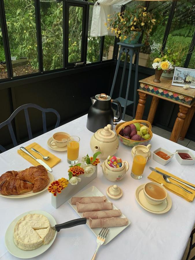 Le Petit Manoir Bed & Breakfast Isigny-le-Buat ภายนอก รูปภาพ