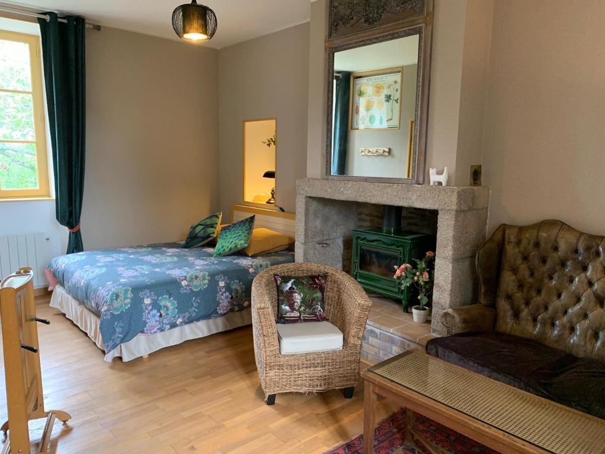 Le Petit Manoir Bed & Breakfast Isigny-le-Buat ภายนอก รูปภาพ