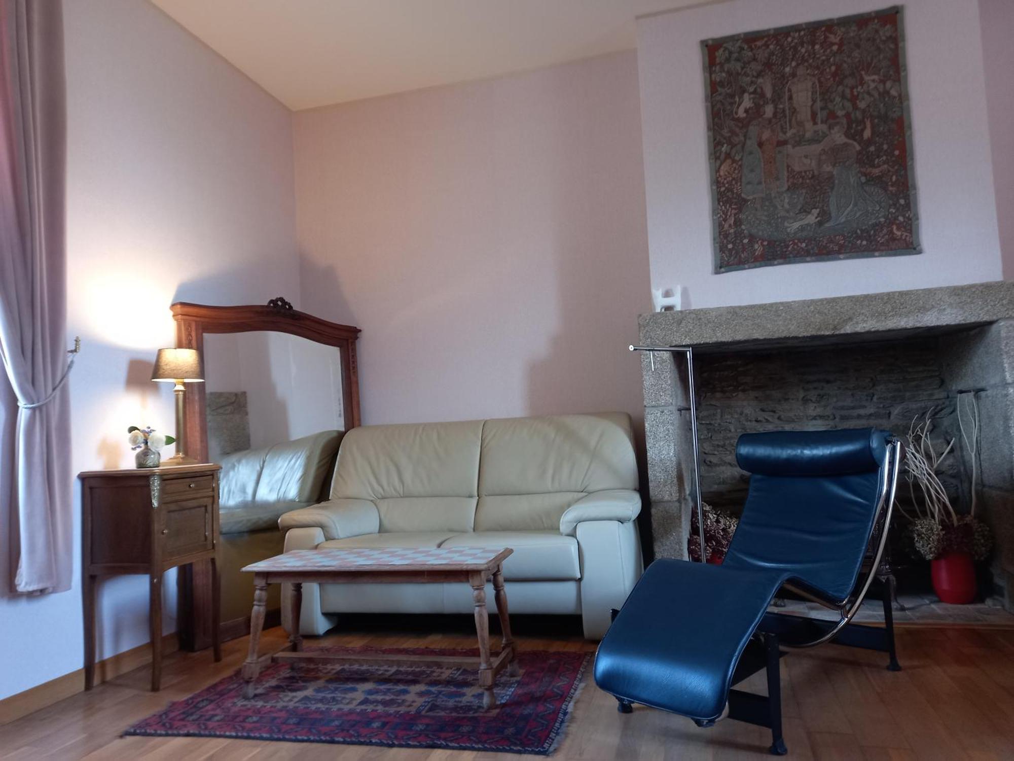 Le Petit Manoir Bed & Breakfast Isigny-le-Buat ภายนอก รูปภาพ