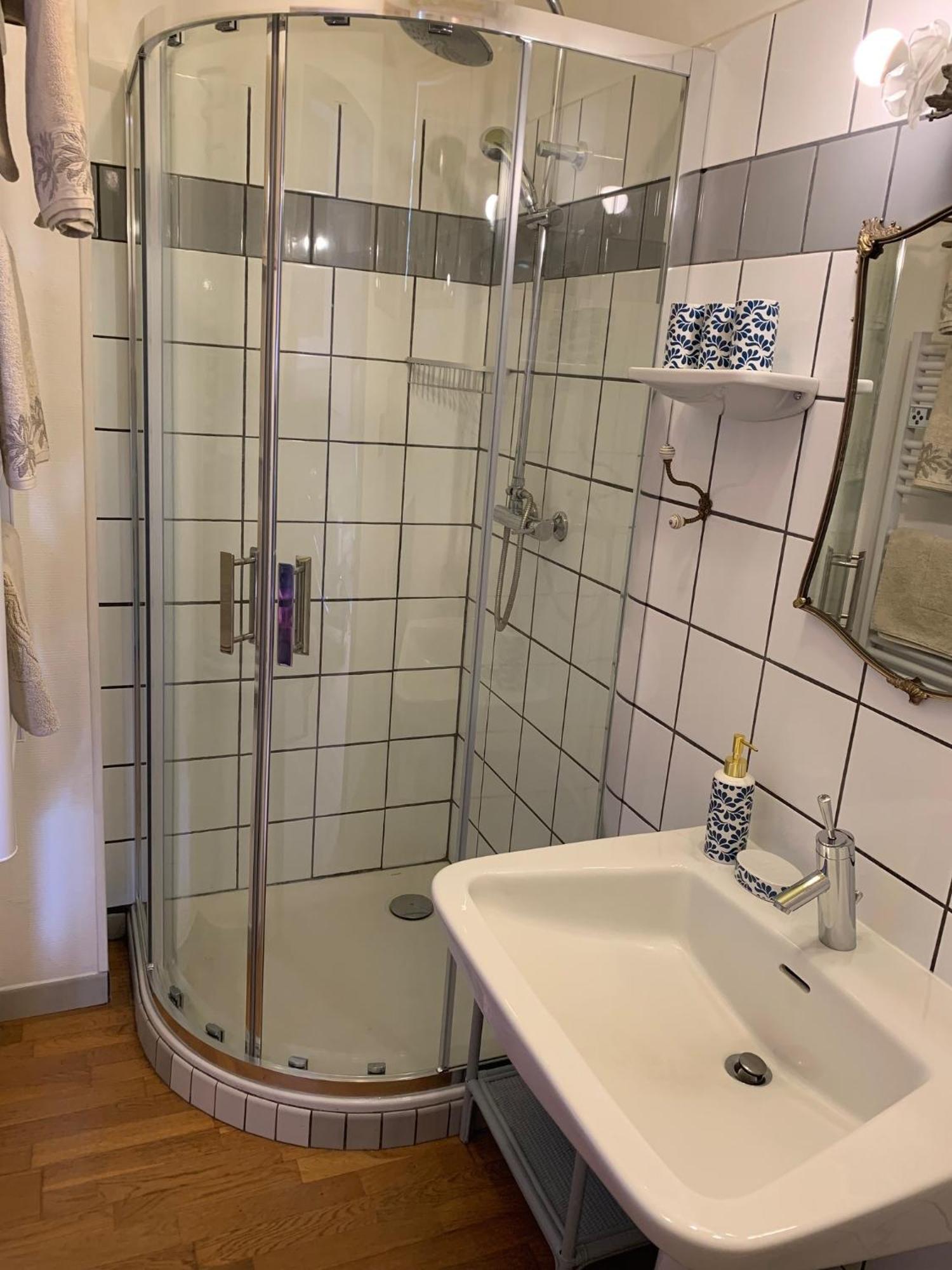 Le Petit Manoir Bed & Breakfast Isigny-le-Buat ภายนอก รูปภาพ