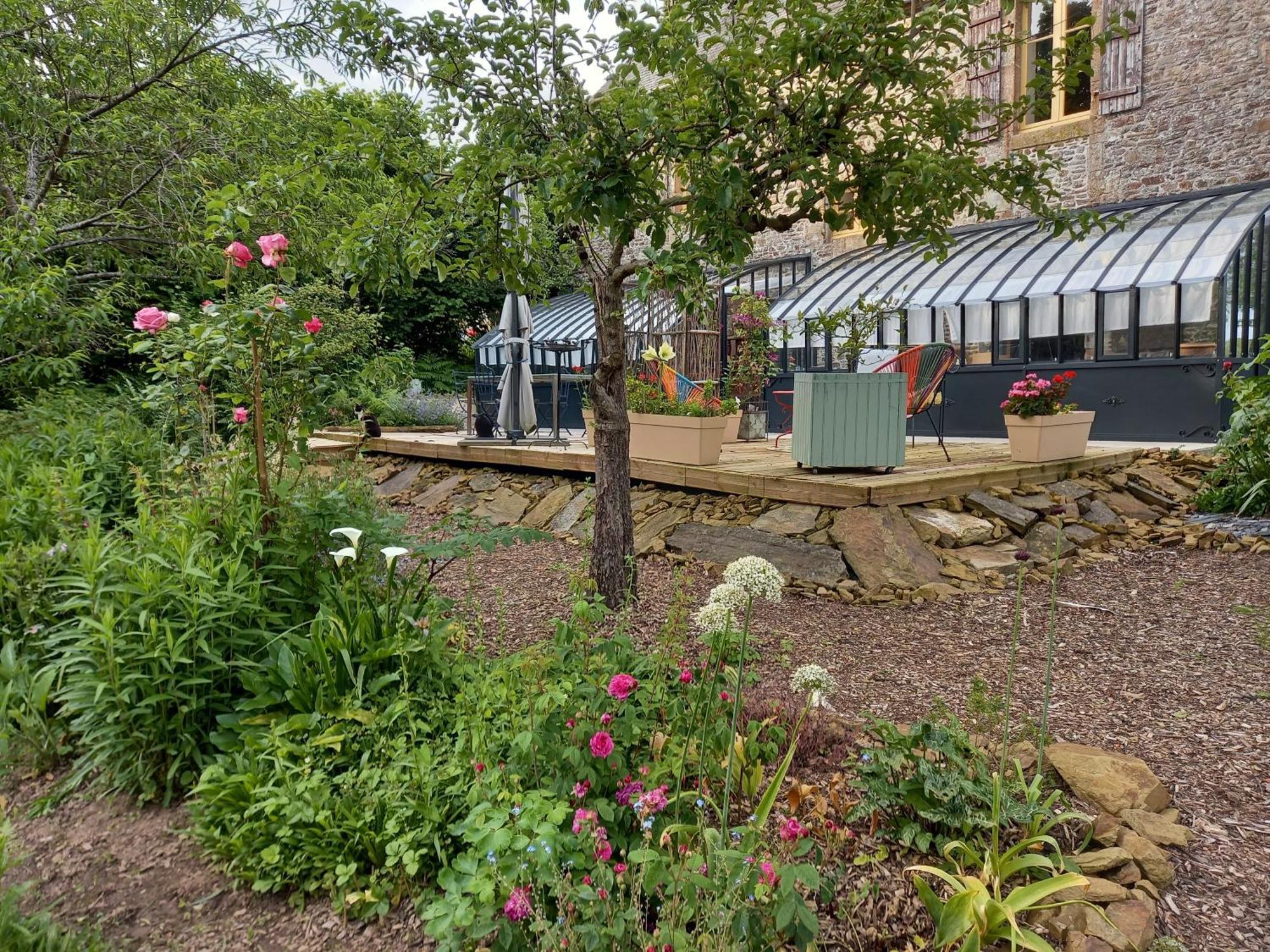 Le Petit Manoir Bed & Breakfast Isigny-le-Buat ภายนอก รูปภาพ