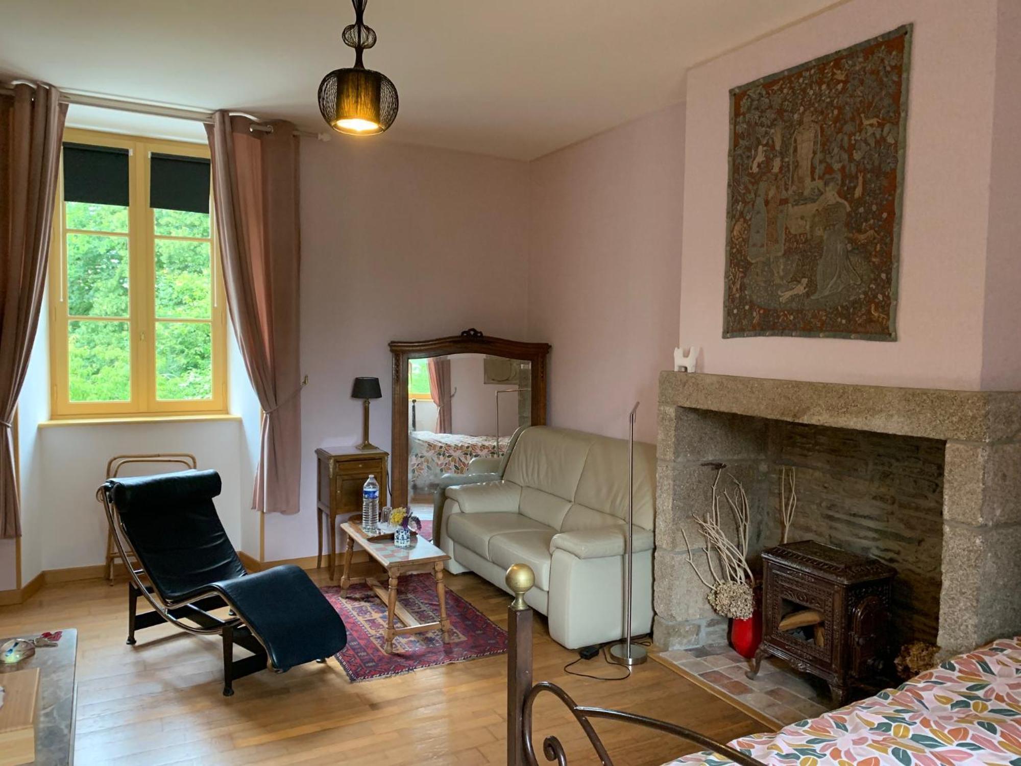 Le Petit Manoir Bed & Breakfast Isigny-le-Buat ภายนอก รูปภาพ